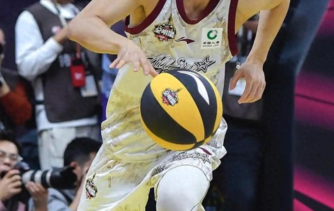 九游体育官网-今晨尼斯备战CBA季后赛，防线松动细节曝光，更衣室稳定，赛程密集仍需轮换的简单介绍