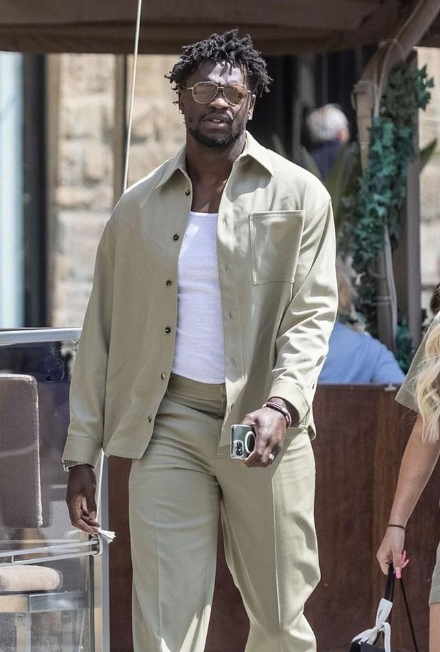 关于欧联赛程吃紧，纽约尼克斯清晨内部沟通，目标明确，更衣室氛围转暖的信息