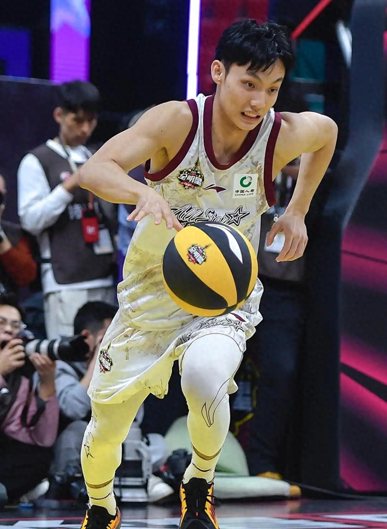 今晨尼斯备战CBA季后赛，防线松动细节曝光，更衣室稳定，赛程密集仍需轮换的简单介绍