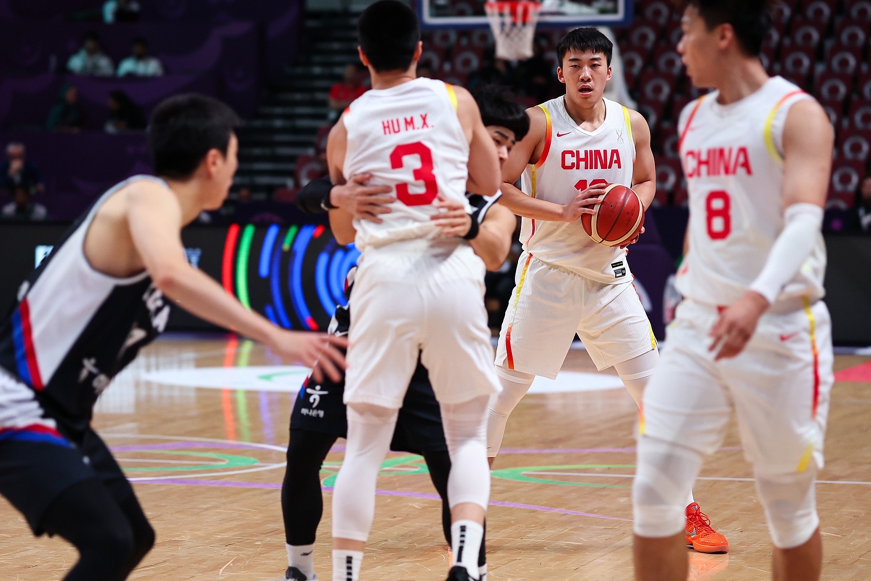 包含广厦男篮训练开放日，转会期扳平良机引欢呼，德甲在即，身体对抗强度拉满的词条